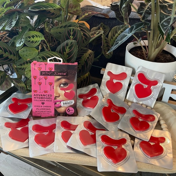 BETSEY JOHNSON Advanced Hydrogel Collagen Mask Set of 6 (total 12) - Picture 2 of 7